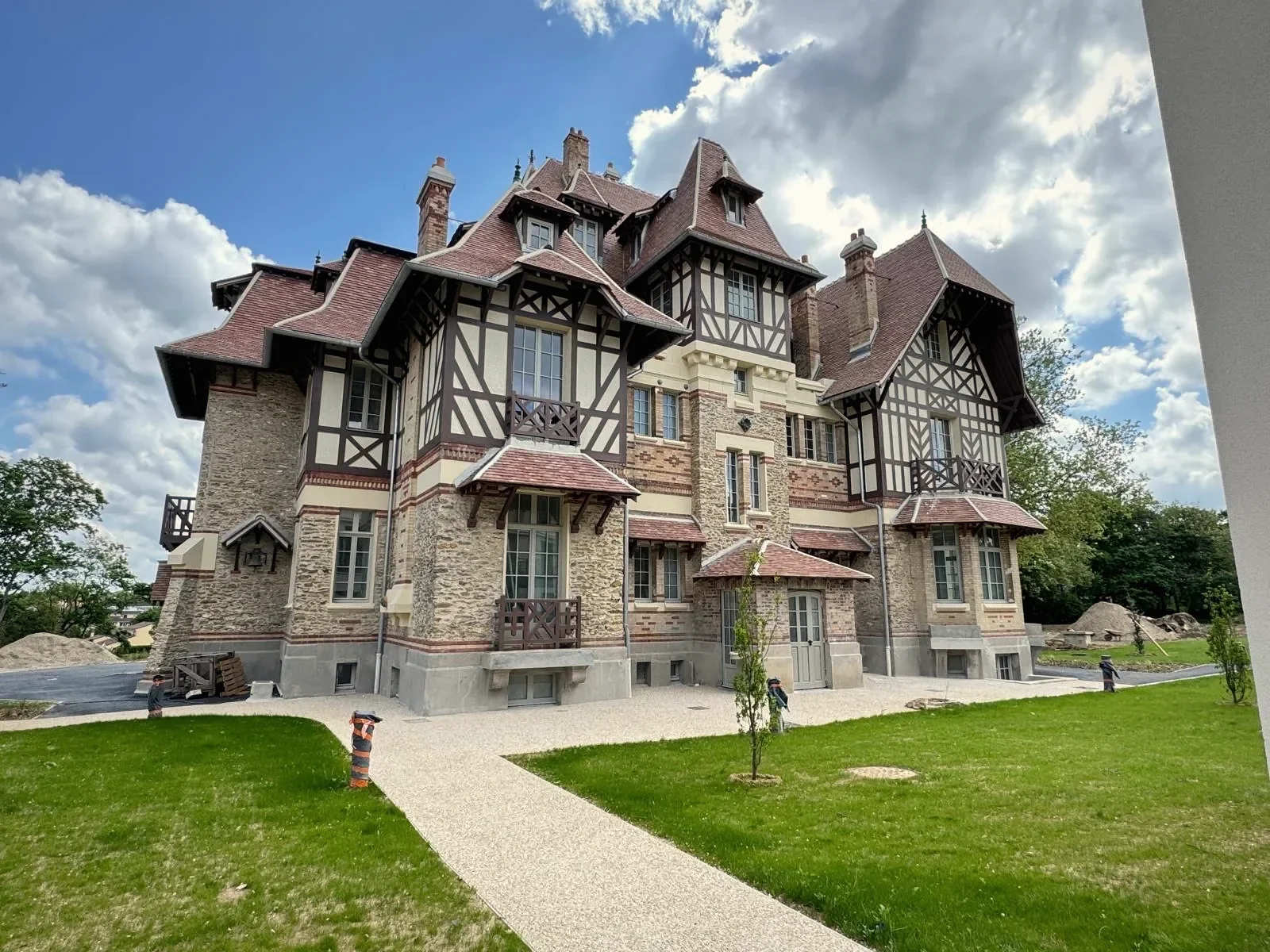 Manoir anglo-normand rénové en Île-de-France par MP Habitat