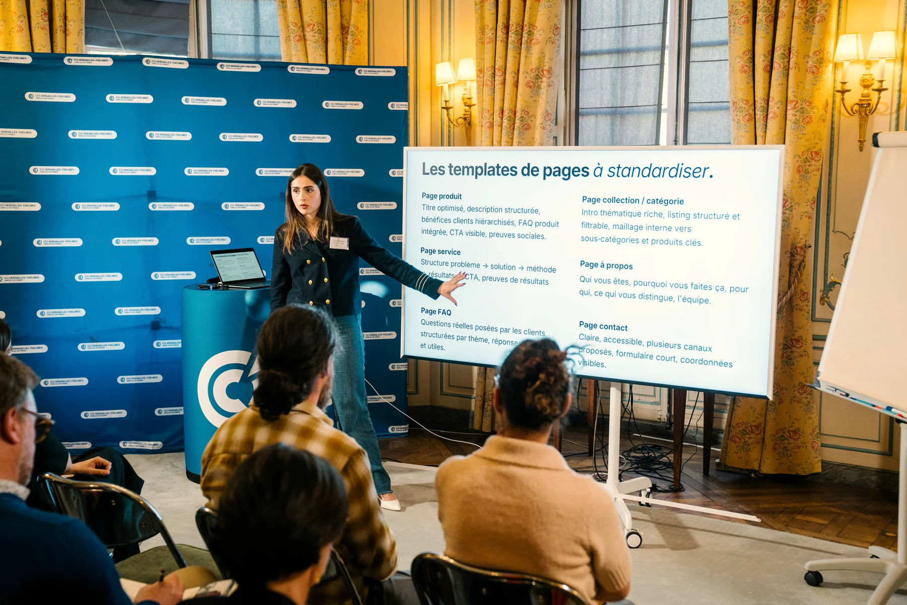 Océane Bondis presenting the page structure of the Leverage Method at the CCI de Versailles