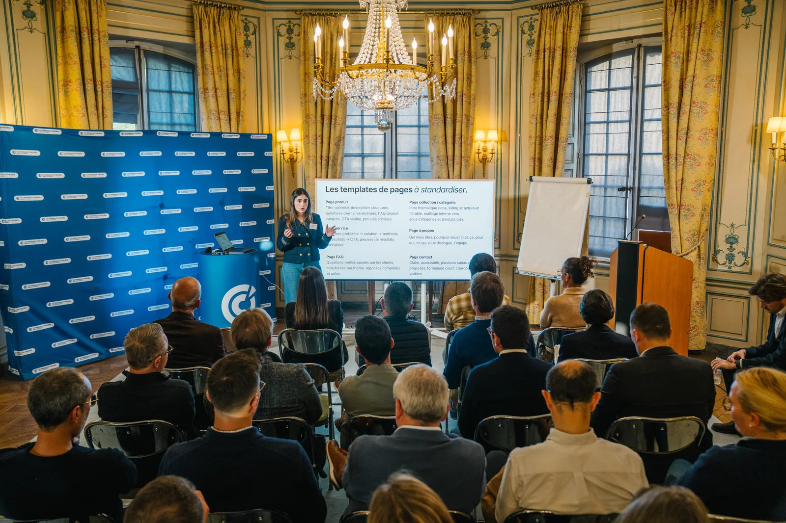 Océane Bondis anime une masterclass de référencement devant une salle de dirigeants, dans les salons de la CCI de Versailles