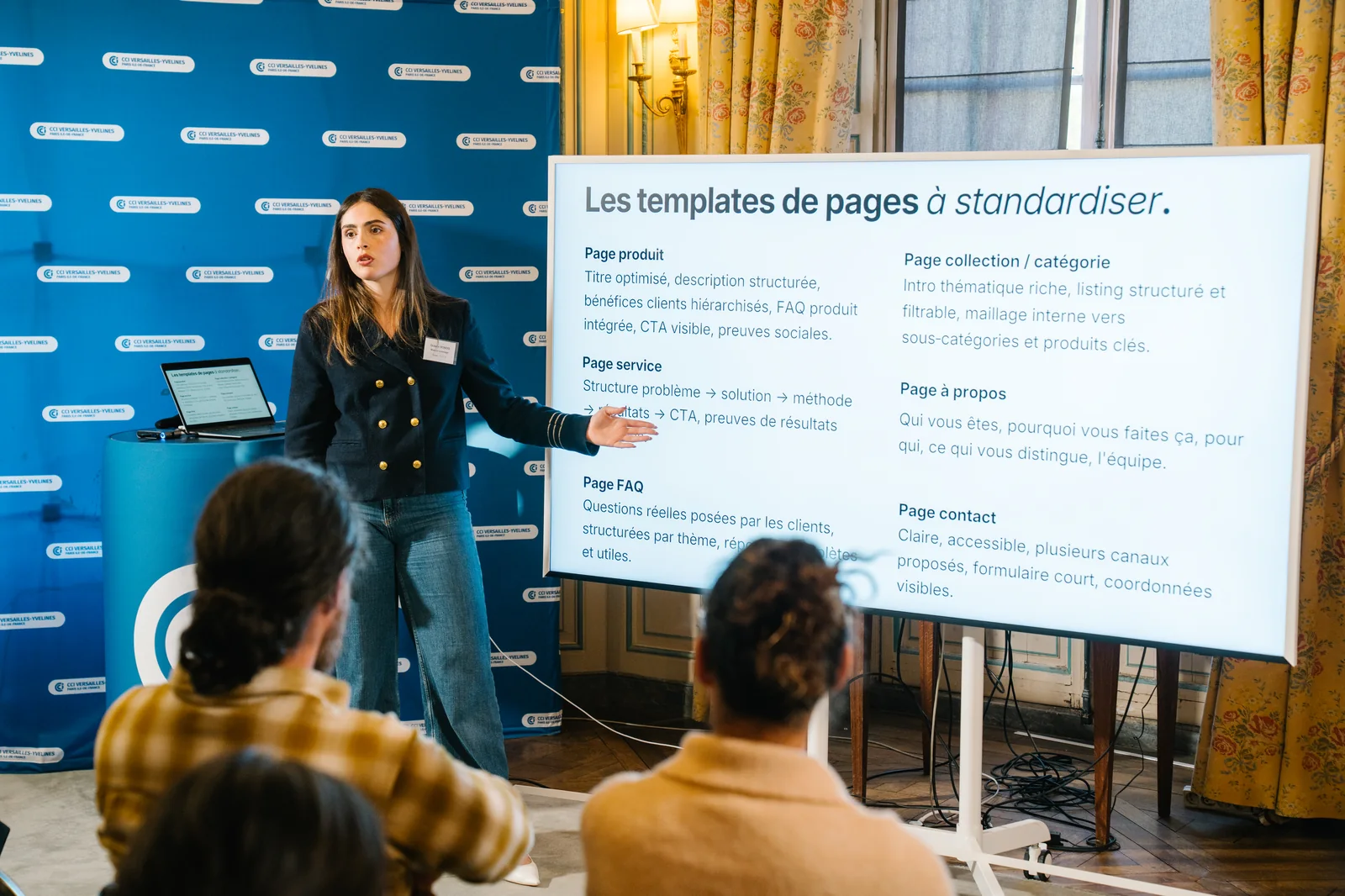 Océane Bondis détaille la structure des pages à optimiser devant les dirigeants, à la CCI de Versailles